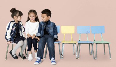 okul öncesi çocuklar sandalyelere oturan