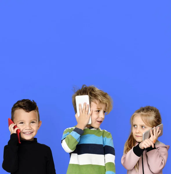 Niños hablando por teléfono —  Fotos de Stock