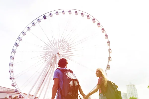 Casal no parque de diversões — Fotografia de Stock