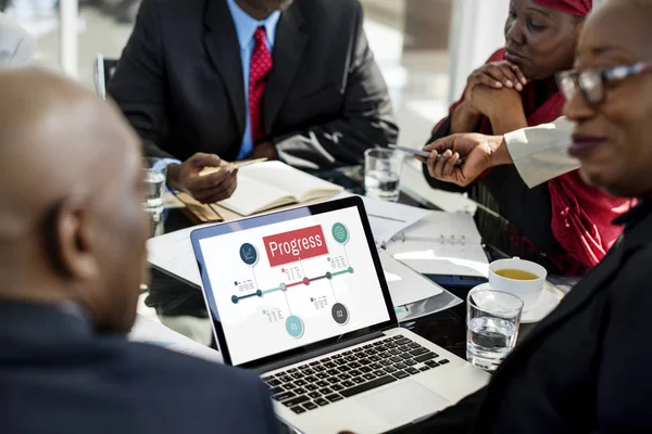 Afrikanska företagare vid bord — Stockfoto