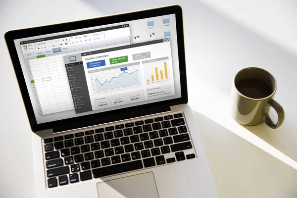 Geopende laptop op tafel van de werkplek — Stockfoto