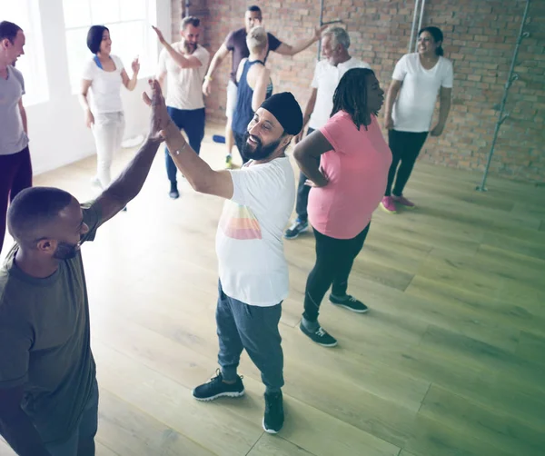 Grupo de personas que hacen ejercicio — Foto de Stock