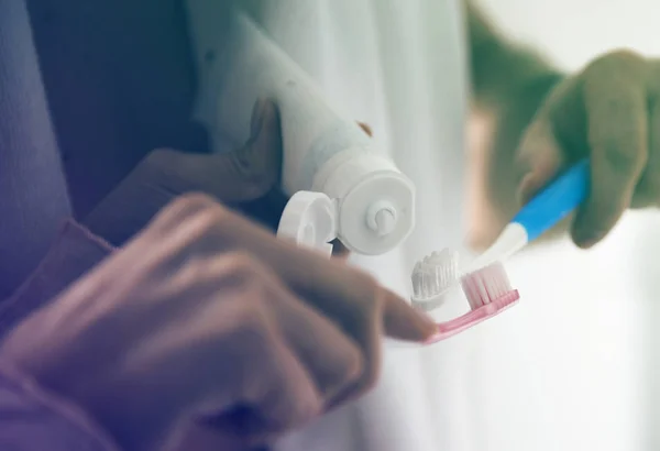 Pareja cepillarse los dientes juntos — Foto de Stock