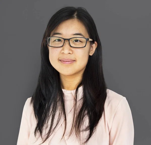 Азіатська дівчина в окулярах — стокове фото