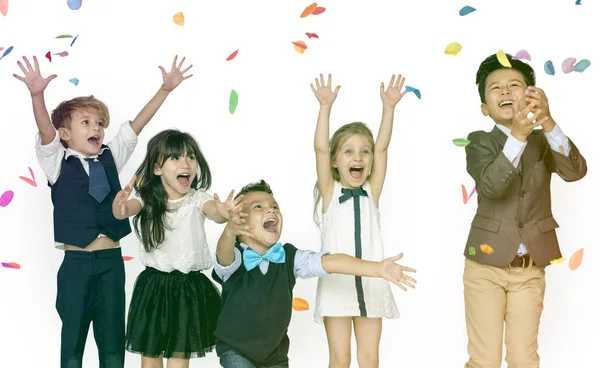 Niños celebrando en una fiesta — Foto de Stock