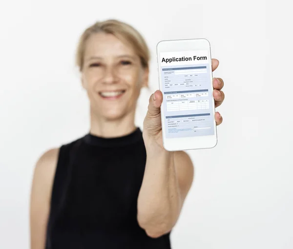 Mujer mostrando teléfono móvil — Foto de Stock