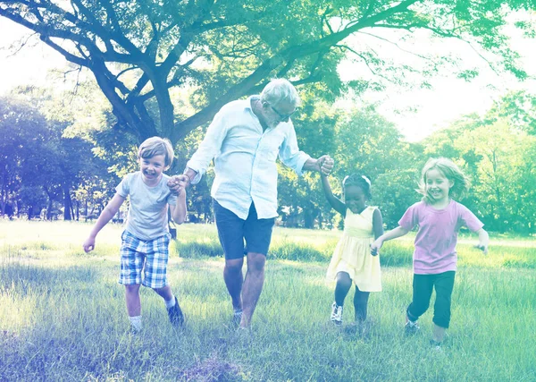 Avô Aproveite o tempo com os netos — Fotografia de Stock