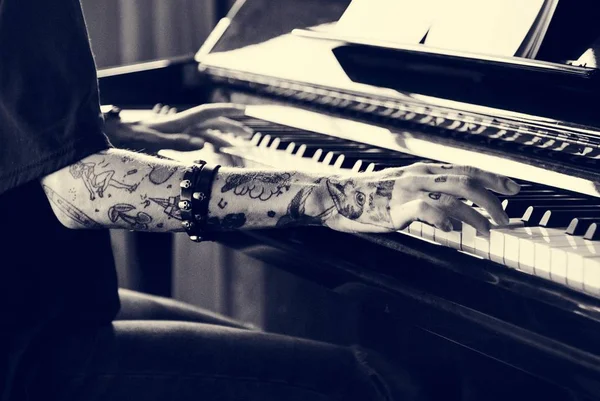 钢琴大师钢琴练习 — 图库照片