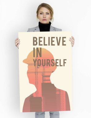 İş kadını afişini tutar 