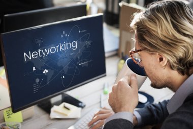 bilgisayara karşı oturan adam