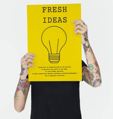 Dövmeli kişi holding afiş.