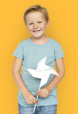 Oyuncak değirmeni olan çocuk