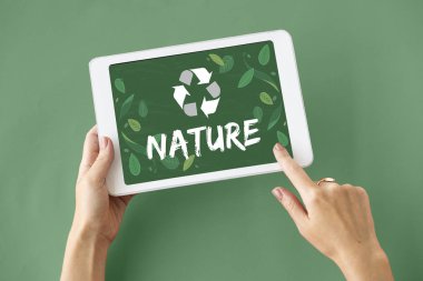 kişi holding dijital tablet