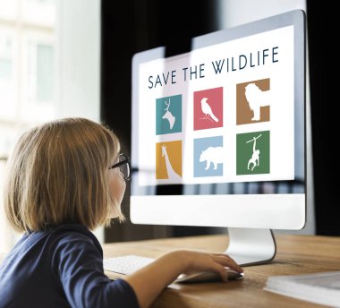 bilgisayar kullanan küçük kız