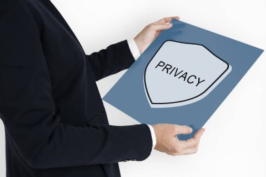 İşadamı cam afişini tutar 