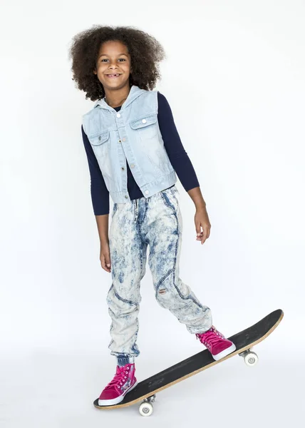 Маленькая девочка со скейтбордом — стоковое фото