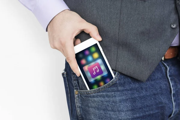 Man nemend smartphone uit zak — Stockfoto