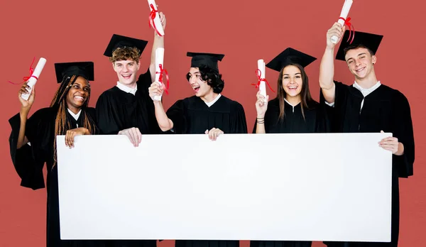 Studenten houden banner — Stockfoto