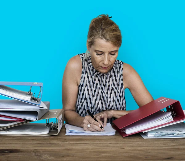 Vrouwelijke beambte doet papierwerk — Stockfoto