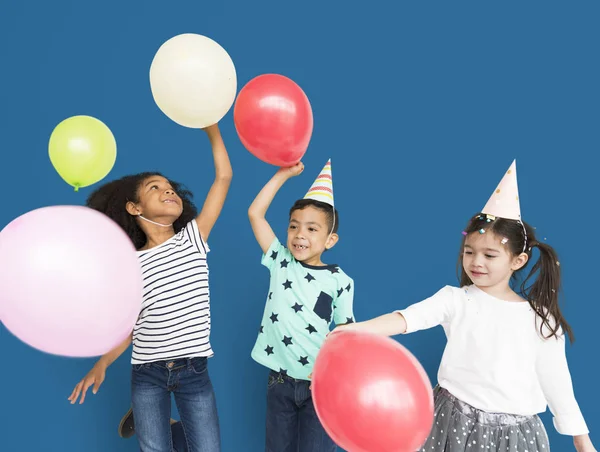 Crianças brincando com balões — Fotografia de Stock