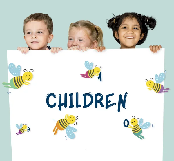 Çocuk afişini saklanıyor