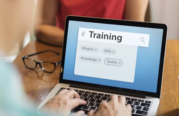 Man skriva på laptop tangentbord — Stockfoto