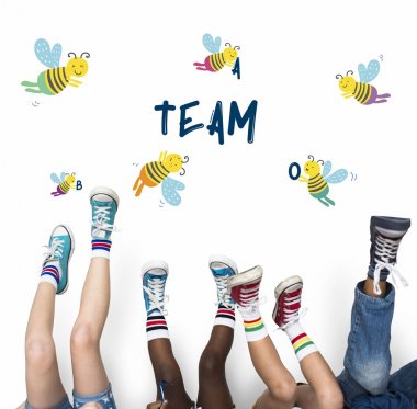 birlikte oynayan çocuklar