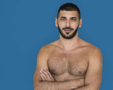 gülümseyen gömleksiz Ortadoğu adam