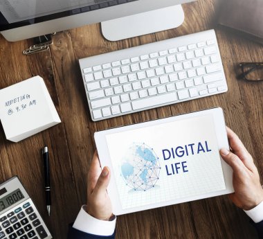 Dijital tablet kullanan işadamı 