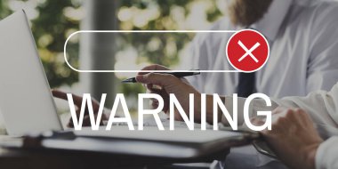 insanlar masada dizüstü bilgisayar ile beyin fırtınası