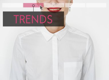 Beyaz gömlekli genç kadın