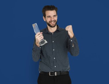 Kupa ile sakallı adam