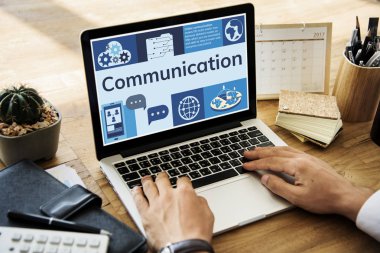 dizüstü bilgisayarda çalışan insan  