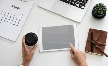 Dijital tablet kullanan kişi