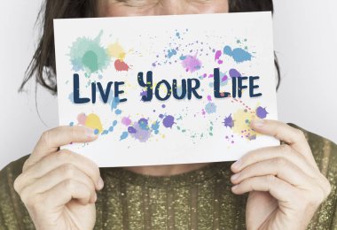 kadın holding kartı. 