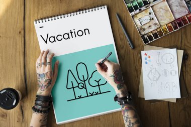 Dövmeli kişi Not Defteri'nde çizim 