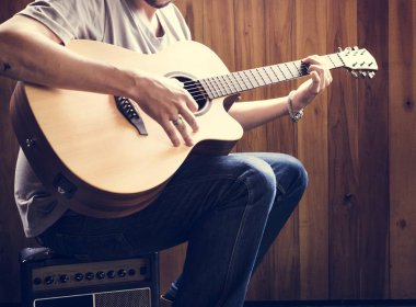 Gitar çalan adam