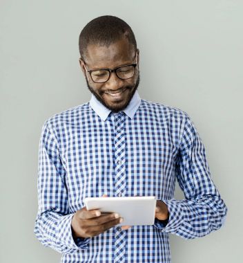 Dijital Tablet kullanan Afrikalı Adam