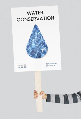 insan el protesto afiş tutarak