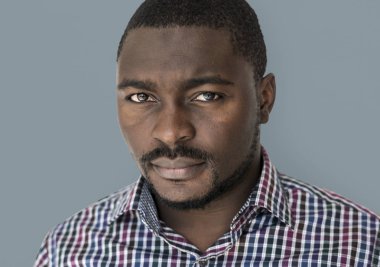 ciddi Afrika asıllı adam