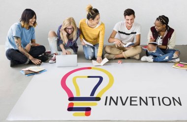 öğrenciler proje üzerinde birlikte çalışma