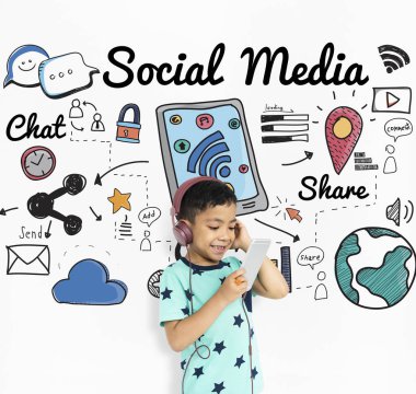 Küçük çocuk Smartphone kulaklık kullanarak