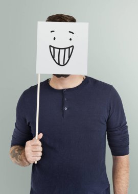 Kağıt bayrak ile yüz kapsayan adam