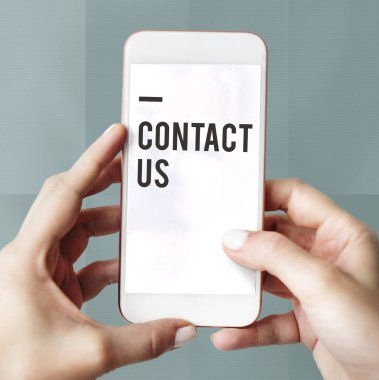 İnsan eli akıllı telefonu tutar