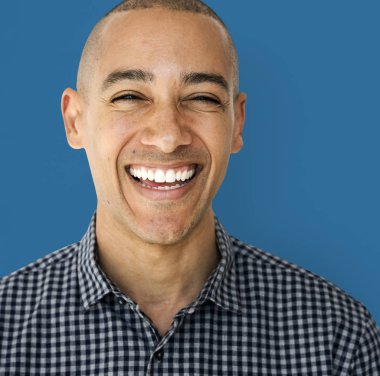 Karışık ırk adamı gülümsüyor