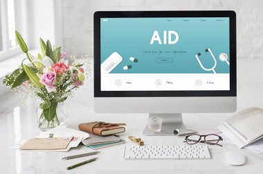 çiçekler ve bilgisayar ile tablo