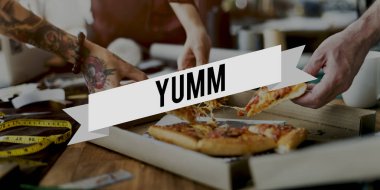 moda tasarımcıları pizza dilimleri kapma