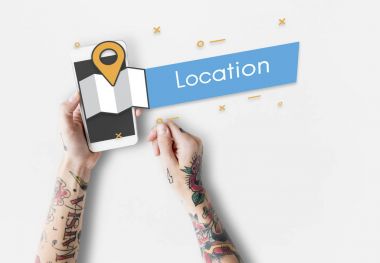 Akıllı telefon kullanan dövmeli kişi.