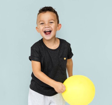 Sarı balon ile çocuk