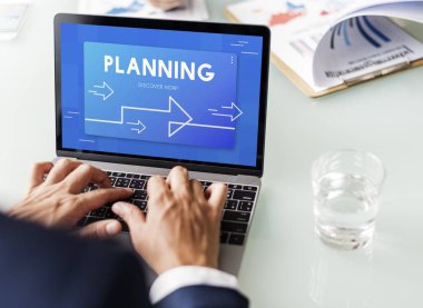 Bilgisayarla çalışan bir iş adamı